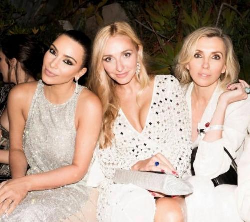 Истерия по 2016-м годам продолжается и звёзды буквально завалили соцсети ностальгическими фотографиями десятилетней давности. 02