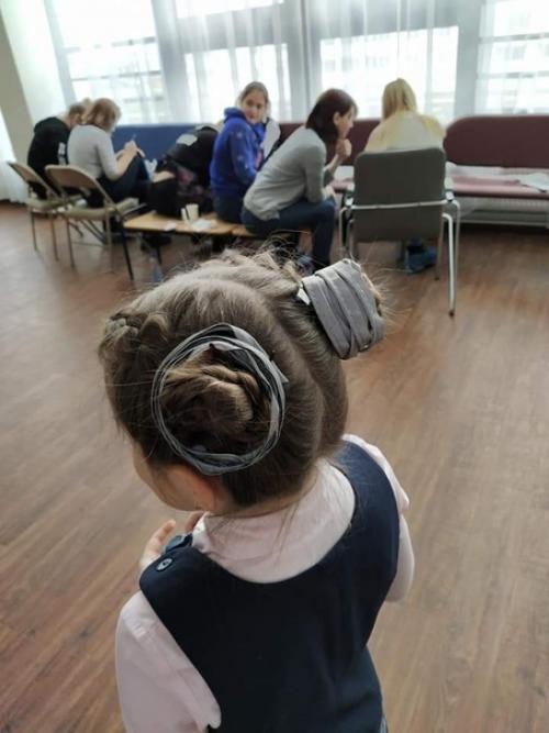 Студенты технологического колледжа великого Новгорода продемонстрировали новые причёски с уникальными светоотражающими элементами. 01