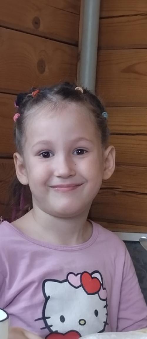 Мало кто знает, но есть секрет, связанный с причёсками девочек - делает их не мама, а папа занимается созданием этих причесок! 03