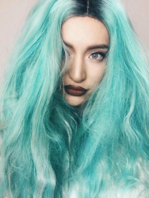 Истерия по 2016-м годам продолжается и звёзды буквально завалили соцсети ностальгическими фотографиями десятилетней давности. 06