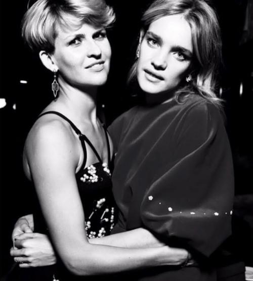 Истерия по 2016-м годам продолжается и звёзды буквально завалили соцсети ностальгическими фотографиями десятилетней давности. 07