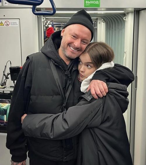 В сети активно обсуждают помолвку 49-летнего режиссёра марка Горобца и 18-летней актрисы Александрины олексюк. 01