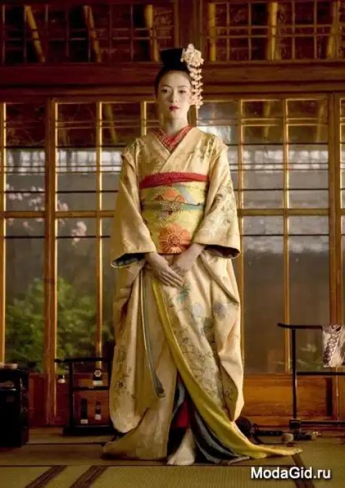 Часть 4. в 16-17 веках в моду входит кимоно с длинным шлейфом и множеством слоев, что значительно ограничивало женщину в движениях. 06