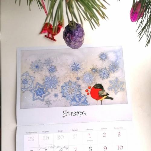 Уже традиция.  Второй год подряд, под елочкой сынуля находит календарь, с яркими иллюстрациями и книгу. 01