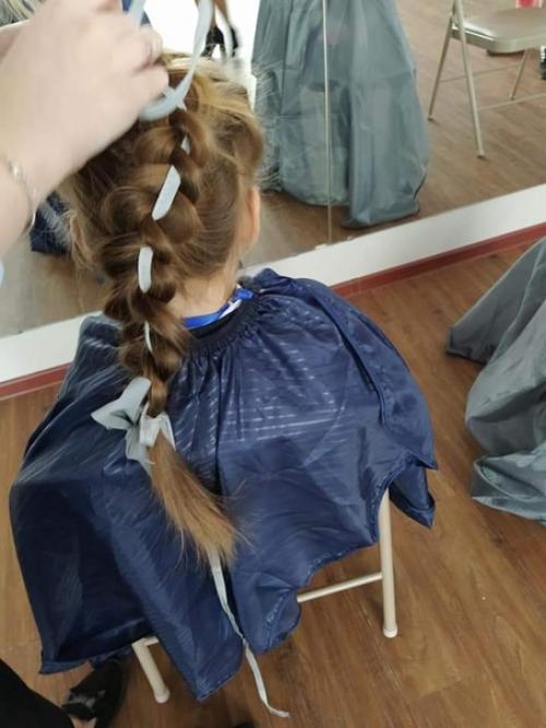 Студенты технологического колледжа великого Новгорода продемонстрировали новые причёски с уникальными светоотражающими элементами. 02