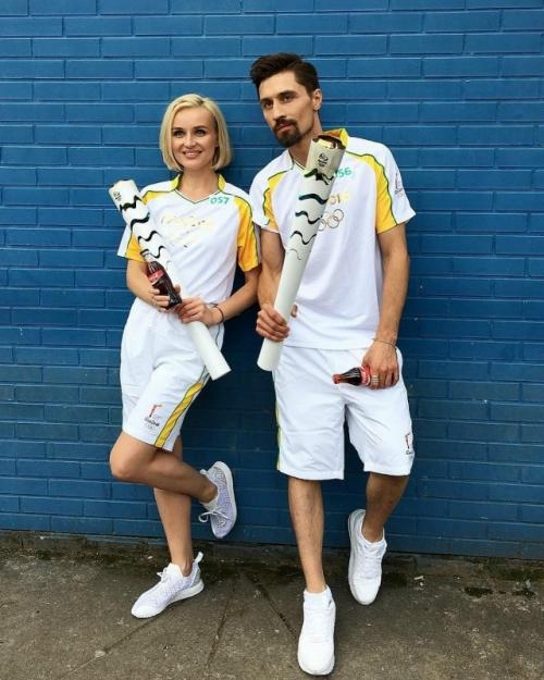 Истерия по 2016-м годам продолжается и звёзды буквально завалили соцсети ностальгическими фотографиями десятилетней давности. 03