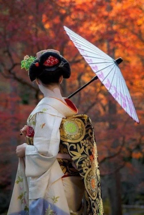 Часть 4. в 16-17 веках в моду входит кимоно с длинным шлейфом и множеством слоев, что значительно ограничивало женщину в движениях. 09