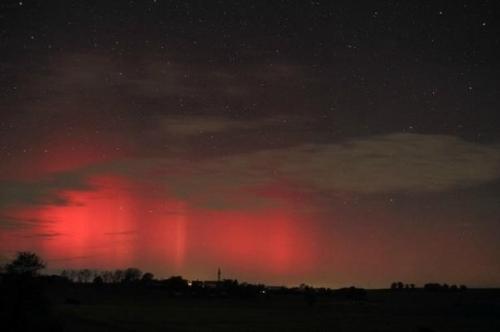 Помимо всем привычного северного сияния зеленоватых оттенков, существует сияние, именуемое красная Аврора, которое окрашено в красные тона. 03