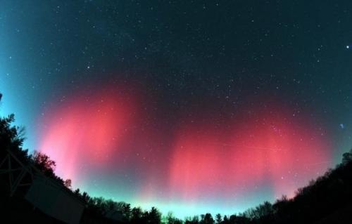 Помимо всем привычного северного сияния зеленоватых оттенков, существует сияние, именуемое красная Аврора, которое окрашено в красные тона. 01