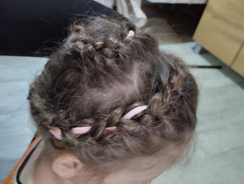 Мало кто знает, но есть секрет, связанный с причёсками девочек - делает их не мама, а папа занимается созданием этих причесок! 05