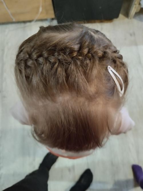 Мало кто знает, но есть секрет, связанный с причёсками девочек - делает их не мама, а папа занимается созданием этих причесок! 06