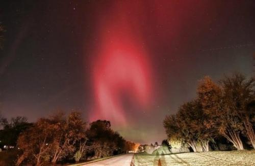 Помимо всем привычного северного сияния зеленоватых оттенков, существует сияние, именуемое красная Аврора, которое окрашено в красные тона. 02