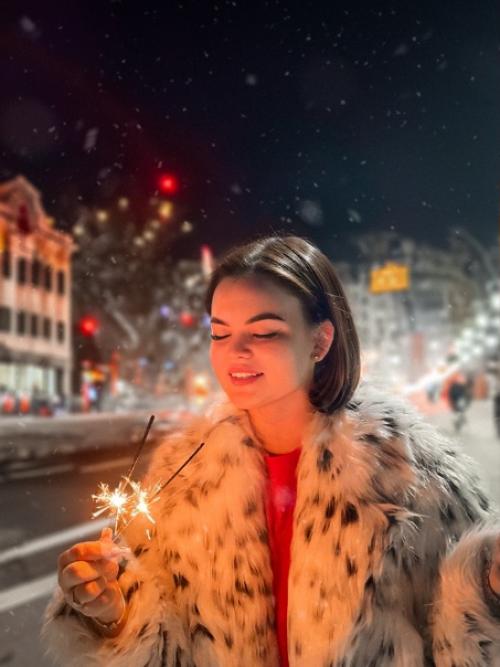 Девушка попросила убрать мужчину с фото, а я не удержалась и заменила фон. 01