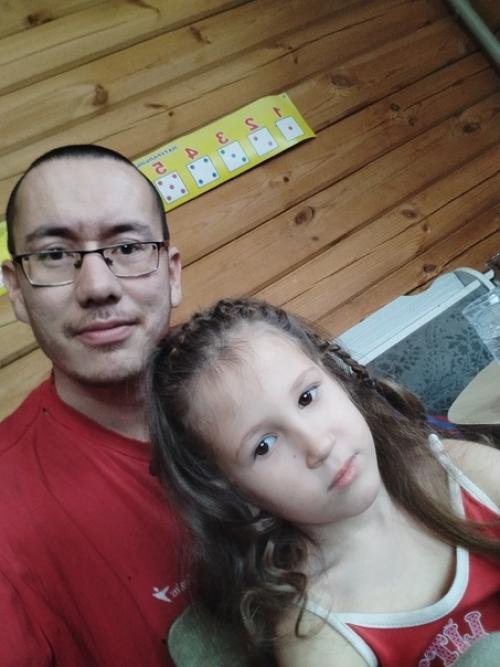 Мало кто знает, но есть секрет, связанный с причёсками девочек - делает их не мама, а папа занимается созданием этих причесок! 02