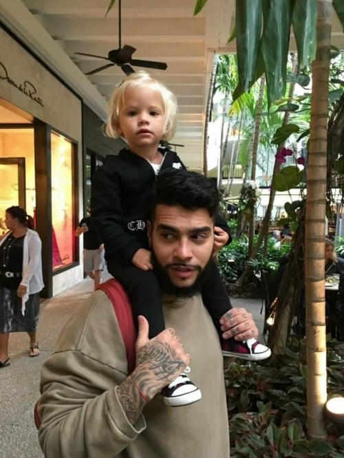 Истерия по 2016-м годам продолжается и звёзды буквально завалили соцсети ностальгическими фотографиями десятилетней давности. 05