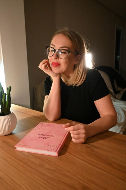 Решили, что лучший способ проводить этот день - это заесть его пиццей. 

