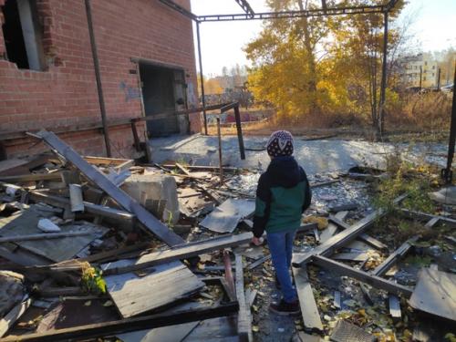 Иван тут на днях признался, что, когда гулял якобы во дворе, то увязался за какими-то старшими пацанами и сходил на Заброшку. 04