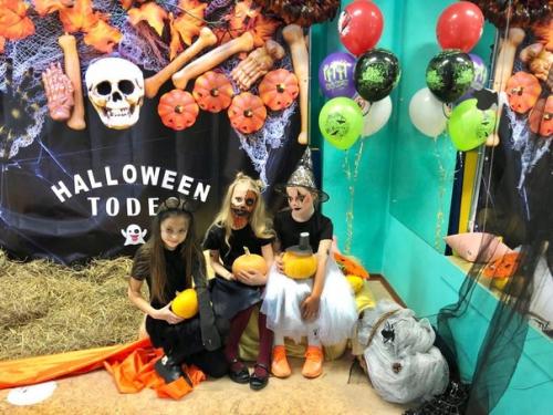 Каждый год, на хеллоуин, мы стараемся порадовать своих ребят по-особенному) дети очень любят этот праздник и с удовольствием на него идут. 06