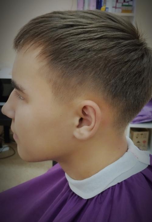 Раз уж нынче это стало модно, вот вам пожалуйста: мужская стрижка без использования филировочных ножниц! 01