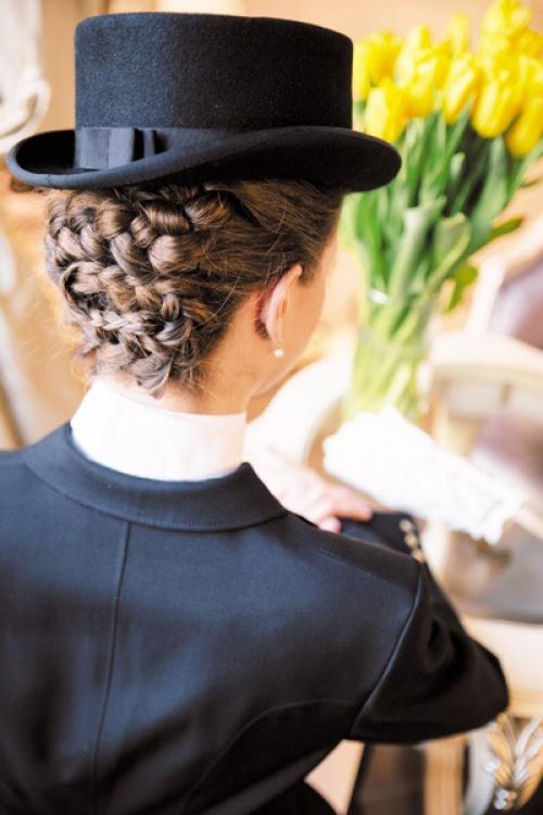 Выездковые прически. Выездка - консервативный вид спорта, и здесь сложно выделиться из толпы с помощью одежды. 02