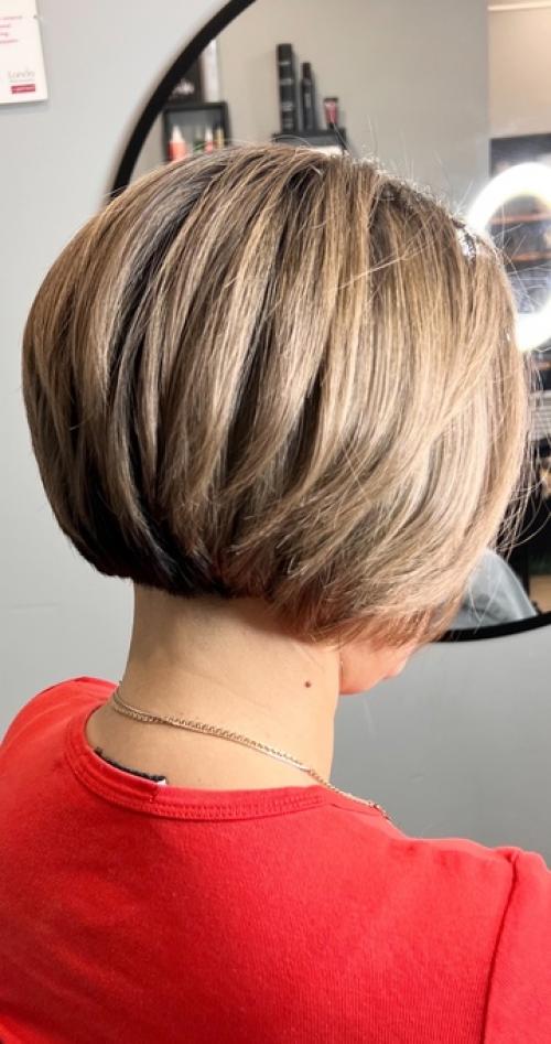 Осенью фаза роста волос сменяется фазой покоя, поэтому они начинают сильнее выпадать. 01