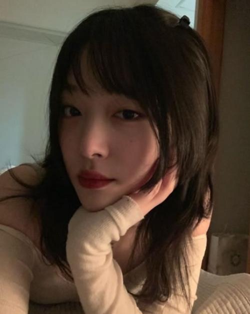 041025: я думаю, солли выглядела очень хорошо с этой стрижкой. 05