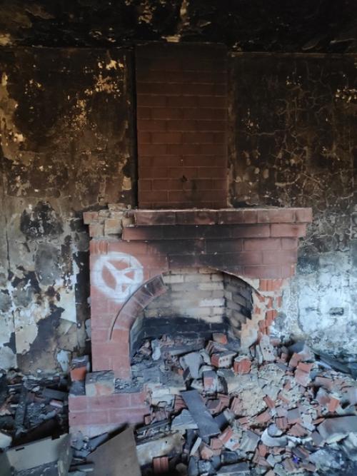 Иван тут на днях признался, что, когда гулял якобы во дворе, то увязался за какими-то старшими пацанами и сходил на Заброшку. 03