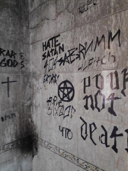 Иван тут на днях признался, что, когда гулял якобы во дворе, то увязался за какими-то старшими пацанами и сходил на Заброшку. 01