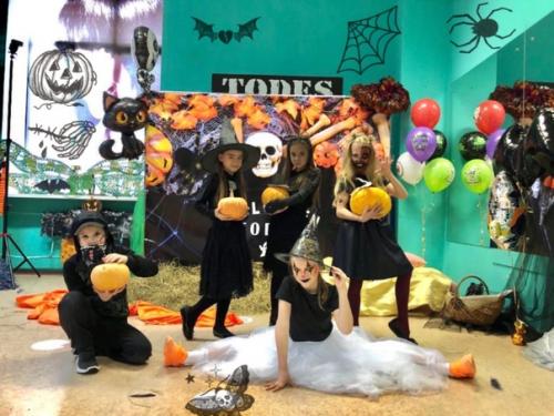 Каждый год, на хеллоуин, мы стараемся порадовать своих ребят по-особенному) дети очень любят этот праздник и с удовольствием на него идут. 02