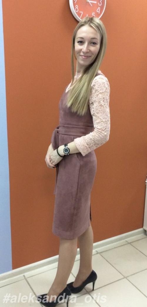 В том случае, если вы хотите универсальное платье, такое, чтобы и на корпоративе блистать и на работу потом ходить, то я вас огорчу. 01