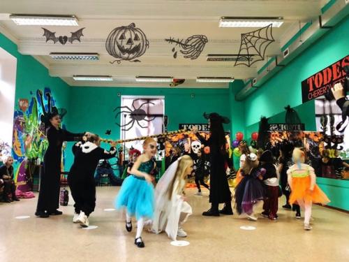 Каждый год, на хеллоуин, мы стараемся порадовать своих ребят по-особенному) дети очень любят этот праздник и с удовольствием на него идут. 04