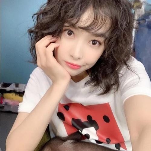 Smmm_News.  Виктория из f (x) делится новой причёской с фанатами, показывая на фотографии ещё и милого поросёнка. 01