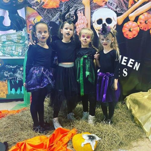 Каждый год, на хеллоуин, мы стараемся порадовать своих ребят по-особенному) дети очень любят этот праздник и с удовольствием на него идут. 08