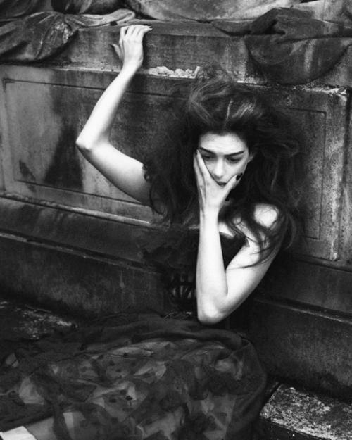 Энн хэттэуэй в готической фотосессии для Interview Magazine, 2011 год. 04