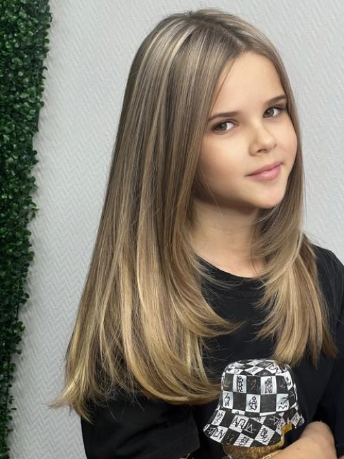 Этой замечательной принцессе я сделала частичное мелирование, а её стрижка была выполнена ещё в мае, и это преображение просто впечатляет! 02