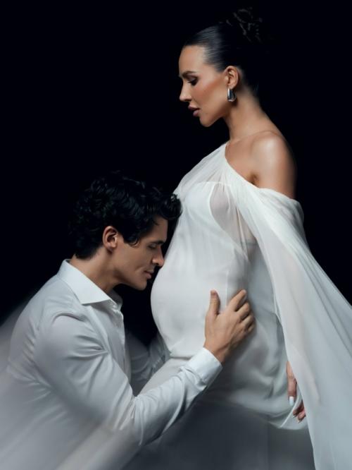 Отец будущего ребёнка лерчека Луис сквиччиарини поделился чувственной фотосессией с беременной возлюбленной. 01