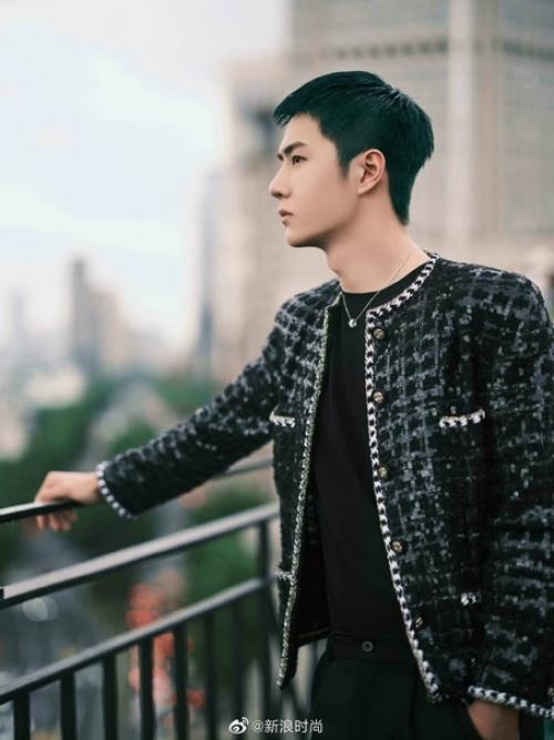 Китайская Мода (блог о моде в Китае на вейбо) отметили ван ибо, и других артистов конечно, как одного из отличных модных примеров. 03