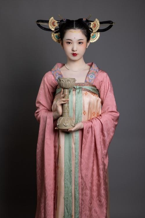 Китайские реликвии южных династий: Служанка, Держащая Кадильницу, портретный кирпич, коллекция музея чанчжоу. 02