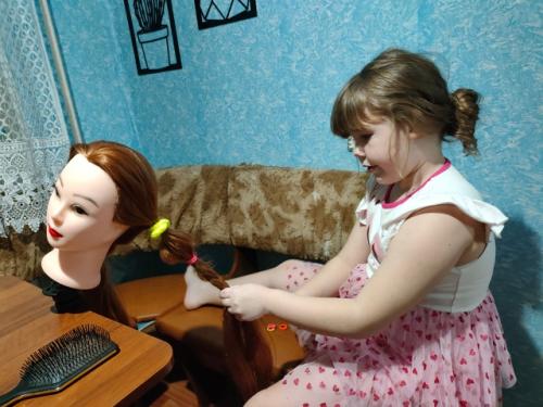 Учись, доча, на манекене, чтоб потом маме делать изысканные причёски;. 02