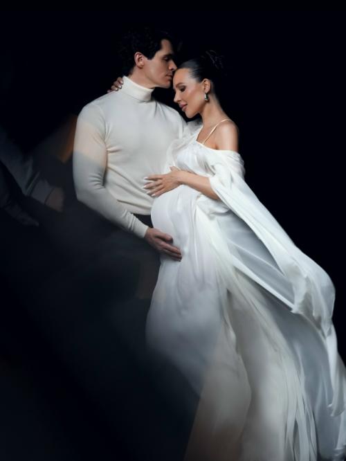 Отец будущего ребёнка лерчека Луис сквиччиарини поделился чувственной фотосессией с беременной возлюбленной. 03