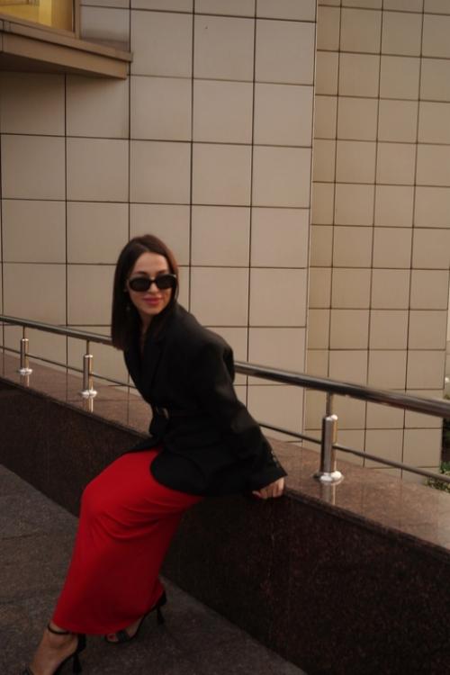 Родила двух сыновей, похудела, выпрямила зубы и нос, поменяла прическу и стиль. 03