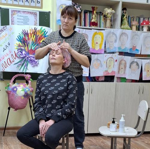 21 ноября во 2 б классе прошли мастер - классы на тему секреты женской красоты, приуроченные ко дню матери. 01