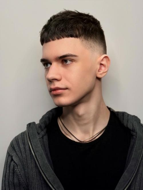 Давайте я покажу вам ещё одну мужскую работу, которая была выполнена мной совместно с моим коллегой, начинающим стилистом Ильёй Дьяченко. 03