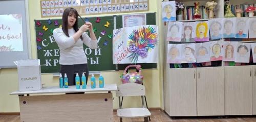 21 ноября во 2 б классе прошли мастер - классы на тему секреты женской красоты, приуроченные ко дню матери. 02