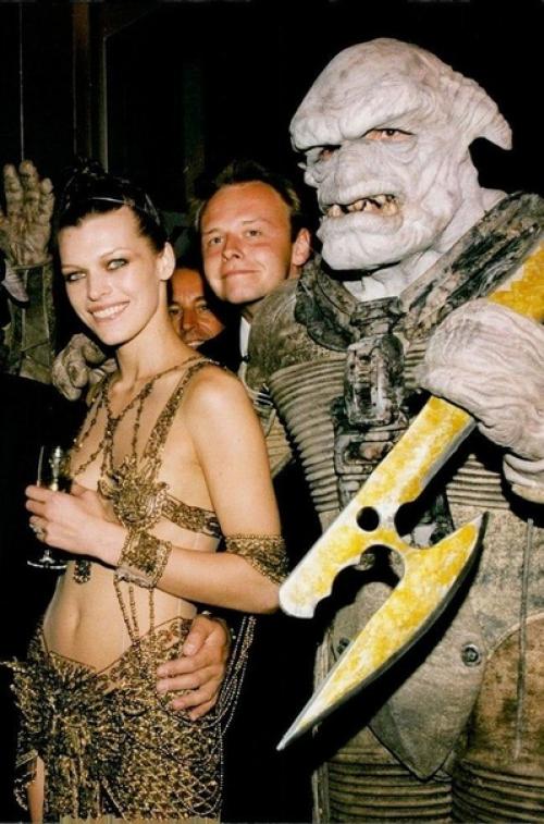 В тот день, мила Йовович точно всех удивила своим нарядом. 06