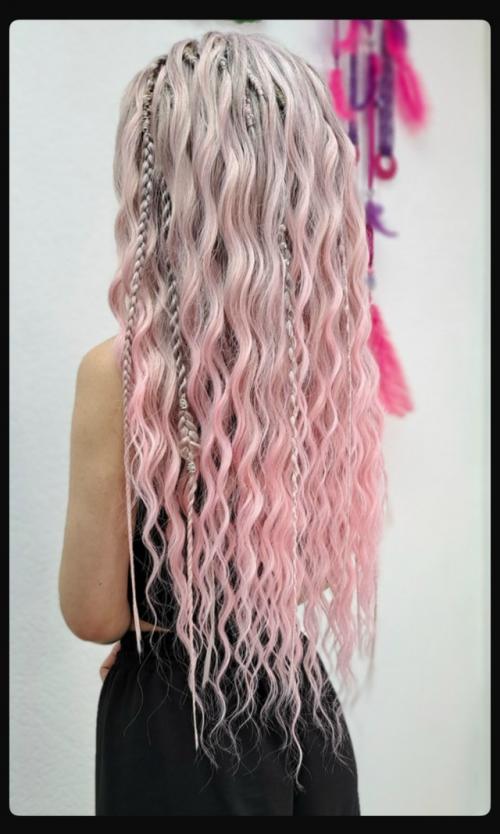 Очень красивая девушка и прекрасная работа мастера. 01