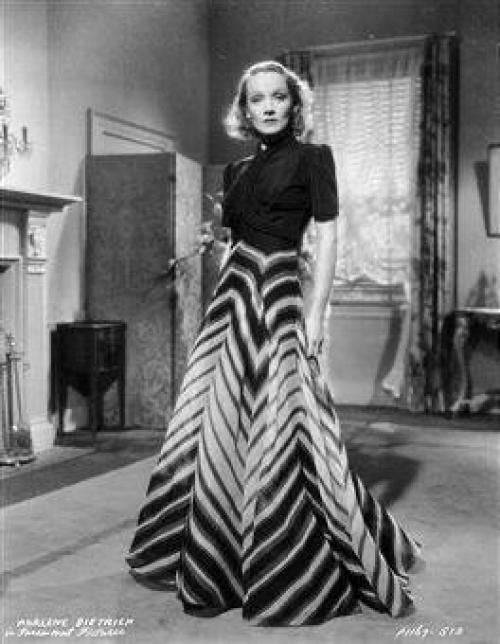 Взгляд с поволокой, холодная надменность и гламур старого голливуда - не могу перестать рассматривать черно-белые снимки Марлен Дитрих. 08