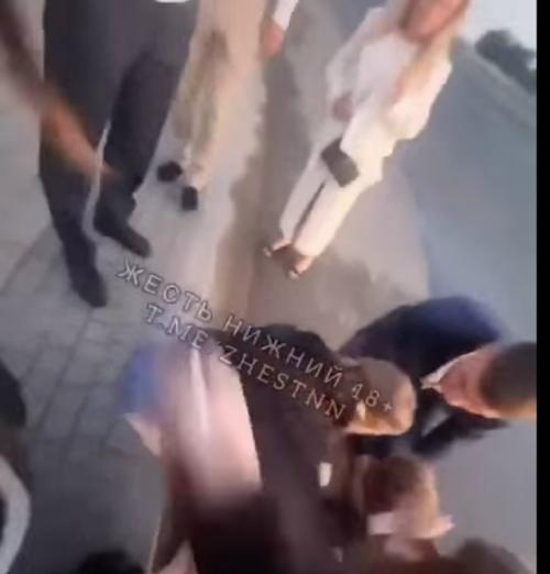 Чужой отец школьницу под машины на выпускном толкнул.
