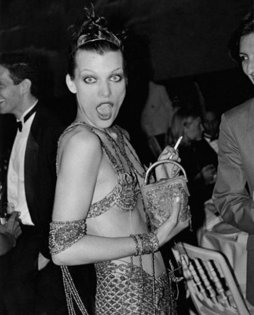 В тот день, мила Йовович точно всех удивила своим нарядом. 02