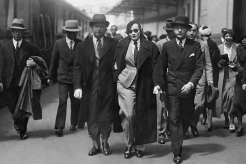 Взгляд с поволокой, холодная надменность и гламур старого голливуда - не могу перестать рассматривать черно-белые снимки Марлен Дитрих. 02